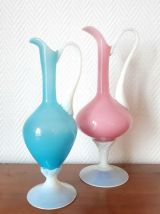 Paire d'aiguières en opaline rose et bleu