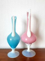 Paire d'aiguières en opaline rose et bleu