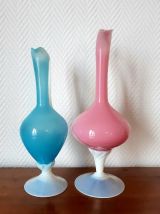 Paire d'aiguières en opaline rose et bleu