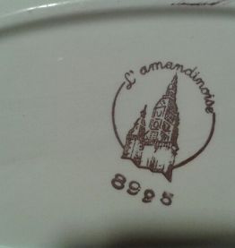 service vaisselle porcelaine numéroté  68 pièces 