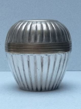 Joli petit pot argenté 