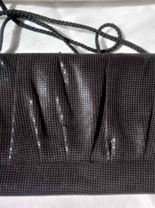 Pochette noire avec anse
