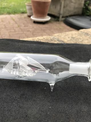 1 bouteille avec bateau intérieur le tout en verre.