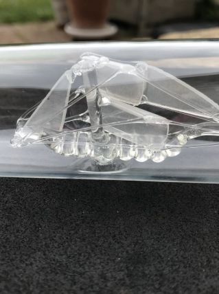 1 bouteille avec bateau intérieur le tout en verre.