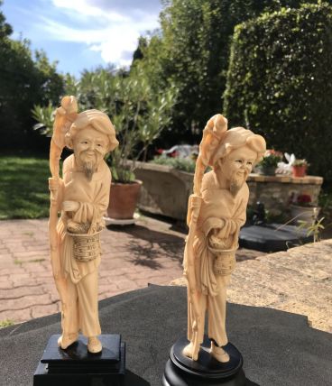 2 sculptures en résine du pêcheur et ses poissons sur socle 