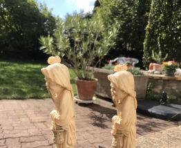 2 sculptures en résine du pêcheur et ses poissons sur socle 