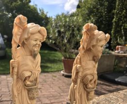 2 sculptures en résine du pêcheur et ses poissons sur socle 