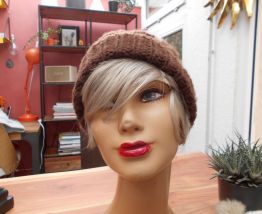 BONNET MARRON VINTAGE ANNEE 60 QUASI NEUF AVEC SON POMPON