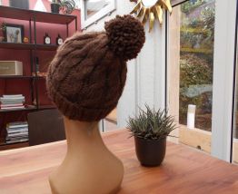 BONNET MARRON VINTAGE ANNEE 60 QUASI NEUF AVEC SON POMPON