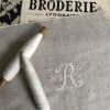 Monogramme R, broderie