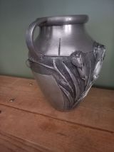 Très Beau Vase en étain à décors floraux 