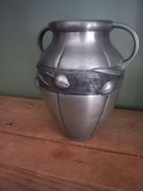 Très Beau Vase en étain à décors floraux 