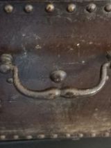 Très ancien coffre en cuir clouté 