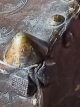 Très ancien coffre en cuir clouté 