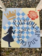 Chaise vintage en bois Alice in Wonderland