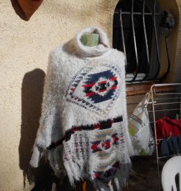 PONCHO BLANC MILLENIUM NEUF AZTEQUE STYLE VANESSA BRUNO T UN