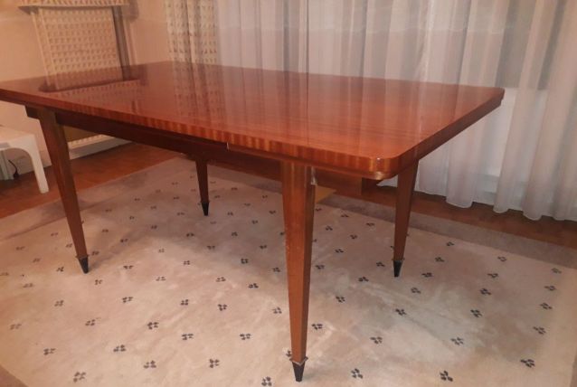 Table vintage plaquée acajou clair verni, années 60. 