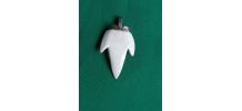 Dent de requin sculpté en pendentif / collier