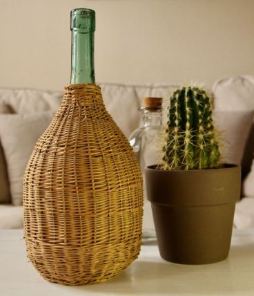 Bouteille en verre teinté vert &amp; osier