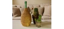 Bouteille en verre teinté vert &amp;amp; osier