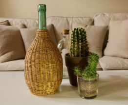 Bouteille en verre teinté vert &amp; osier