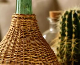 Bouteille en verre teinté vert &amp; osier