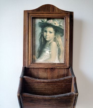Ancien porte revue en bois mural