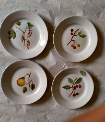 4 assiettes à dessert peintes à la main décor "fruits"