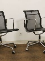 Paire de fauteuils Charles et Ray Eames par Vitra modèle EA 