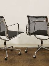 Paire de fauteuils Charles et Ray Eames par Vitra modèle EA 