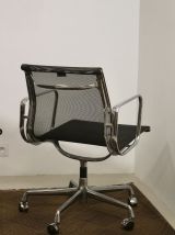 Fauteuil Charles et Ray Eames par Vitra modèle EA 117.