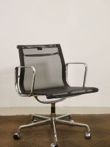 Fauteuil Charles et Ray Eames par Vitra modèle EA 117.