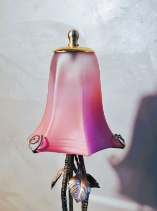 lampe fer forgé de 1920 a 30, avec patine or  avec jolie tul