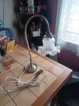 Ancienne lampe col de cygne en laiton et verre pressé blanc