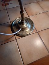 Ancienne lampe col de cygne en laiton et verre pressé blanc