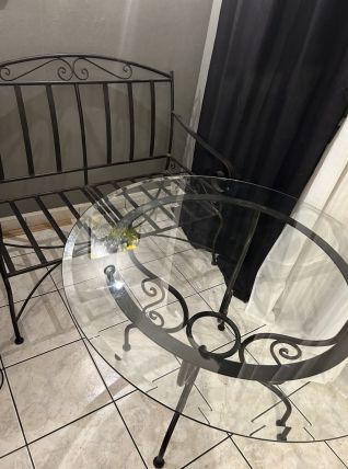 Table ronde en fer forgé et verre et banc deux places assort