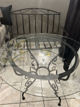 Table ronde en fer forgé et verre et banc deux places assort