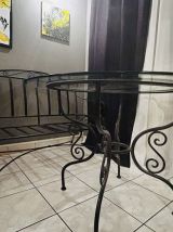Table ronde en fer forgé et verre et banc deux places assort