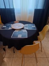 Table ronde en fer forgé et verre et banc deux places assort