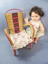 POUPEE POLYPLEX SUR SA CHAISE EN ROTIN