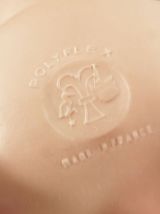 POUPEE POLYPLEX SUR SA CHAISE EN ROTIN