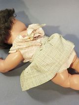 POUPEE POLYPLEX SUR SA CHAISE EN ROTIN