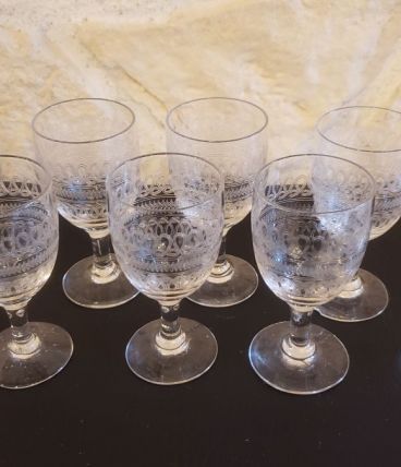 8 anciens verres à vin cristal ciselé