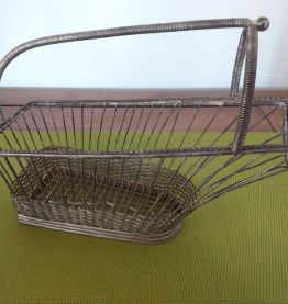 Porte bouteille en métal argenté. 