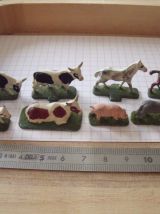FIGURINES