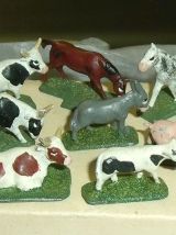 FIGURINES