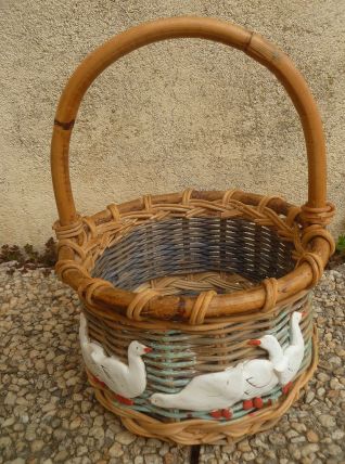 Panier ancien rond en osier à décor d'oies