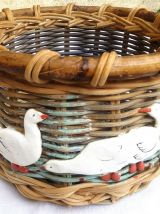 Panier ancien rond en osier à décor d'oies