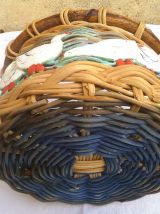Panier ancien rond en osier à décor d'oies