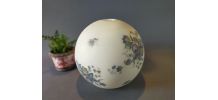 Globe en opaline blanche et fleurs